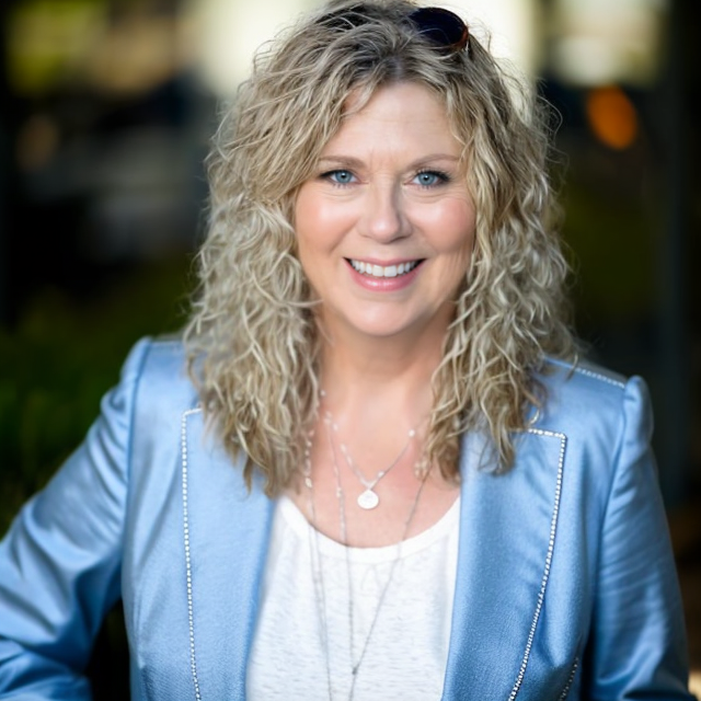 https://socialbutterflysocialmedia.com/wp-content/uploads/2024/04/Lisa-Pettinelli.png