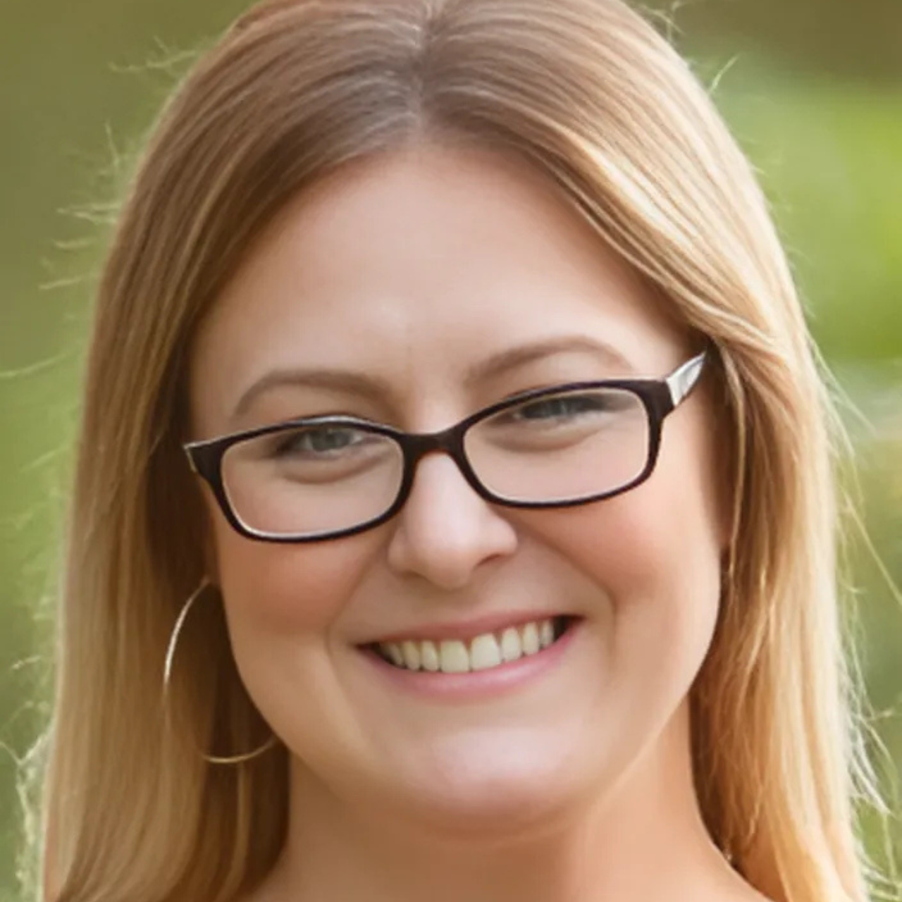 https://socialbutterflysocialmedia.com/wp-content/uploads/2025/05/Lisa-E-640x640-1.png
